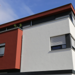 Rot-weiße Fassade